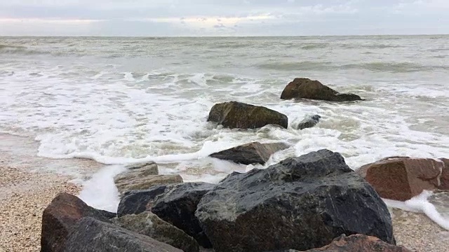 沙滩上的海浪，雨天的天气视频素材