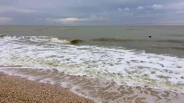 沙滩上的海浪，雨天的天气视频素材