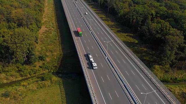 带桥(架空)的公路视频素材