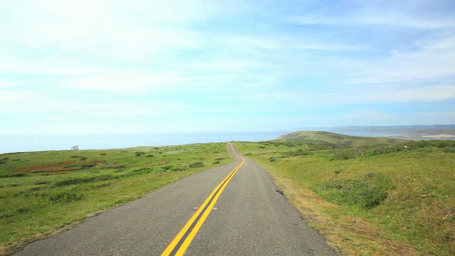 美丽的天空和风景的乡村公路视频素材