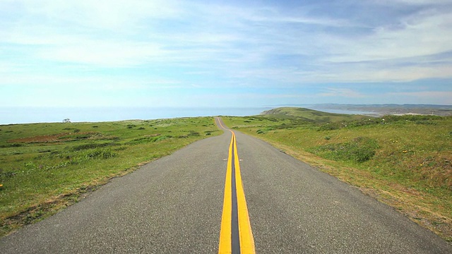 美丽的天空和风景的乡村公路视频素材