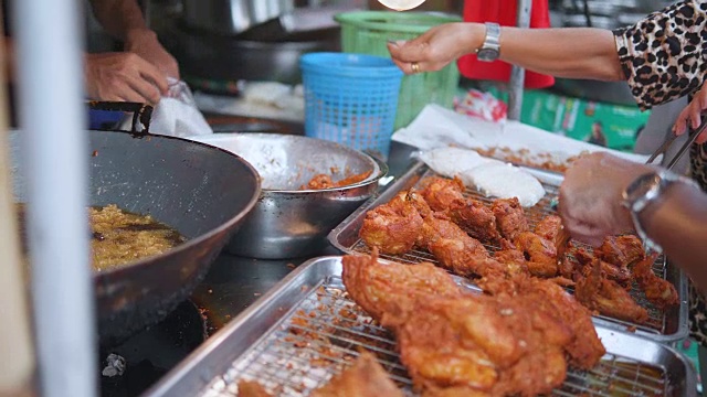 泰国美味炸鸡，小商店在市场，街头小吃。视频素材