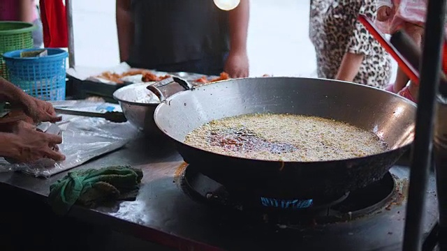 泰国美味炸鸡，小商店在市场，街头小吃。视频素材