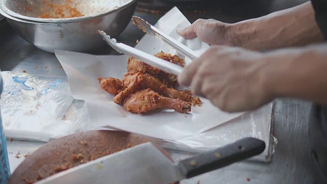 泰国美味炸鸡，小商店在市场，街头小吃。视频素材