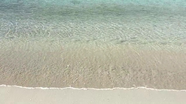 海浪拍打着海滩视频素材