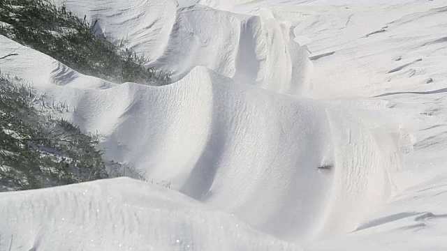 冬季景观自然美景:形成雪堆视频素材