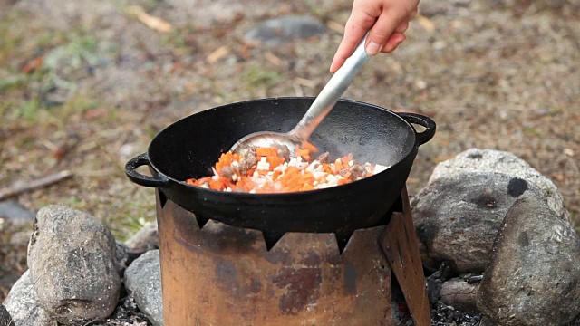 在户外用大锅煮肉视频素材