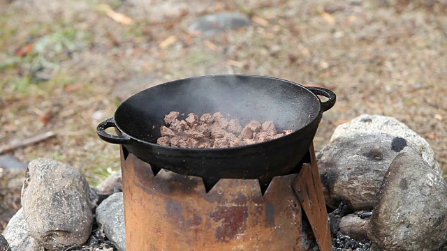 在户外用大锅煮肉视频素材