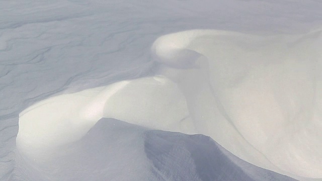 冬季景观自然美景:风吹雪视频素材