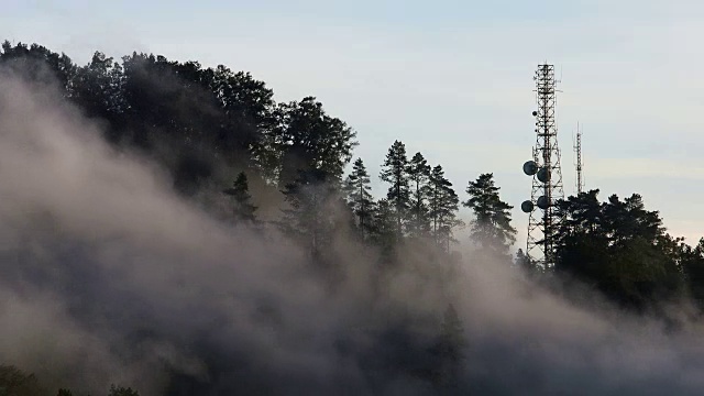 电信塔与快速移动的云沿森林视频素材