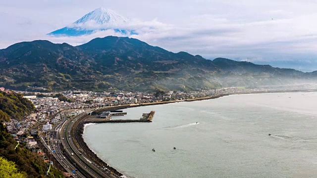 日本静冈县的富士山和海边高速公路视频素材