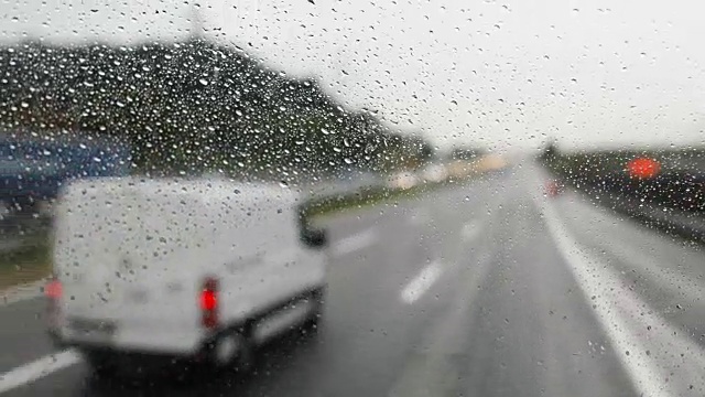 开着车在雨中视频素材