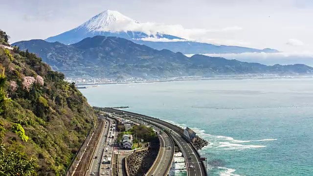 日本静冈县的富士山和海边高速公路视频素材