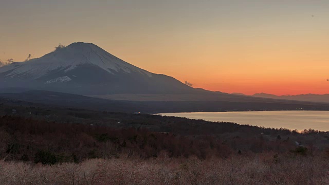 日落时分，日本山中子湖上的富士山视频素材