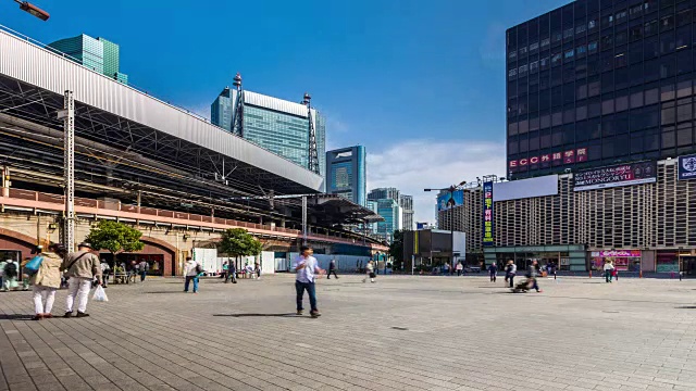 东京，日本，行人在新桥站行走和购物视频素材