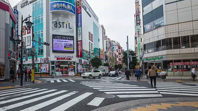 东京，日本，行人在银座区散步和购物。视频下载