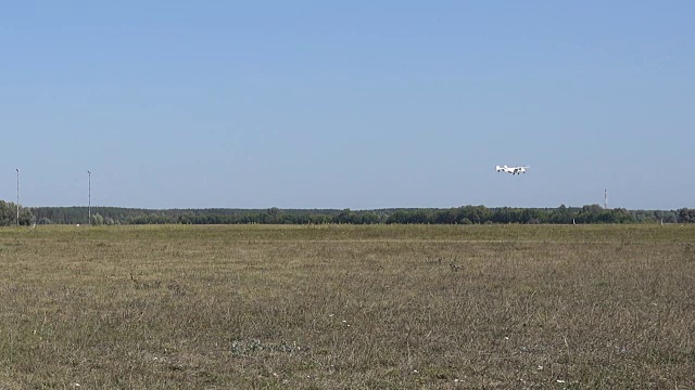 一架轻型飞机在机场上空起飞视频素材