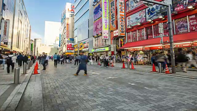 日本东京秋叶原区的行人在购物。视频素材