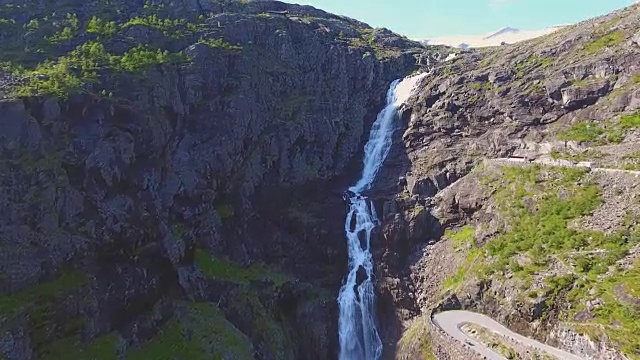 鸟瞰图的斯蒂格福森瀑布在Trollstigen路，挪威视频素材