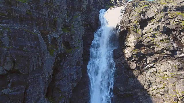 鸟瞰图的斯蒂格福森瀑布在Trollstigen路，挪威视频素材