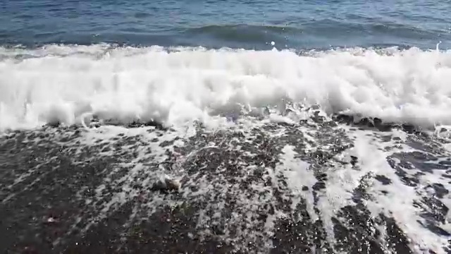 暴风雨时海岸上的泡沫状海浪，动作缓慢视频素材