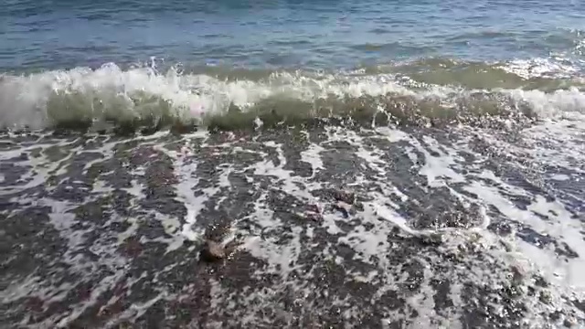 暴风雨时海岸上的泡沫状海浪，动作缓慢视频素材