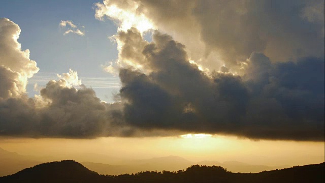 在下雨和雷暴之前，戏剧性的天空和暴风雨云的时间流逝视频素材