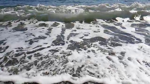 暴风雨时海岸上的泡沫状海浪，动作缓慢视频素材