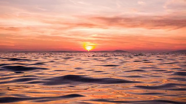 大海在夕阳下缓缓摇曳视频素材