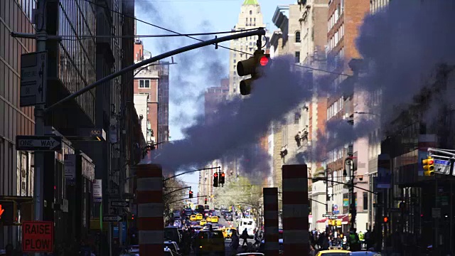 2018年4月23日，美国纽约，曼哈顿中城的交通被一排排建筑包围。视频素材