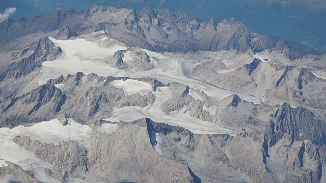 在夏季飞过阿达梅洛·普雷斯内拉阿尔卑斯山。冰川的景观。从飞机窗口鸟瞰图视频素材