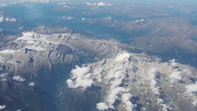 在夏季飞过阿达梅洛·普雷斯内拉阿尔卑斯山。冰川的景观。从飞机窗口鸟瞰图视频素材