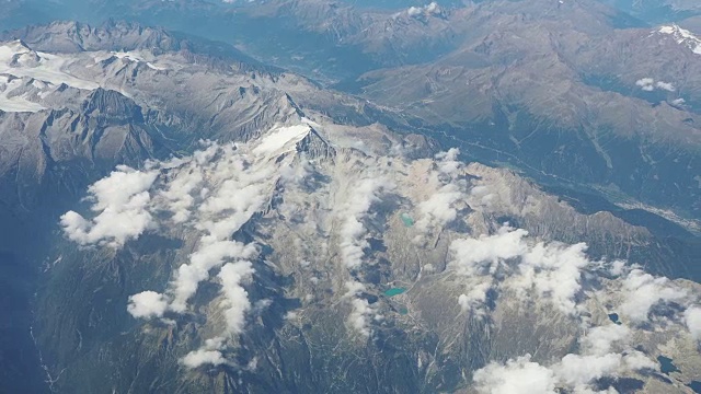 在夏季飞过阿达梅洛·普雷斯内拉阿尔卑斯山。冰川的景观。从飞机窗口鸟瞰图视频素材