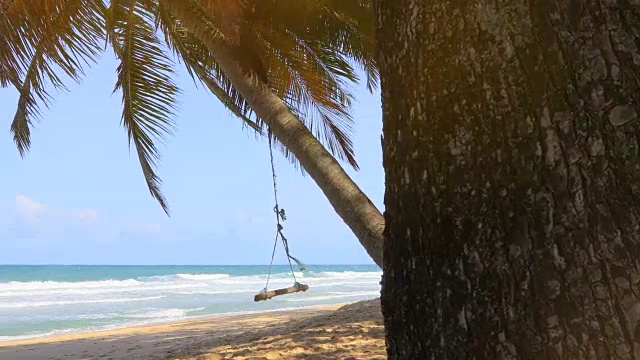 泰国普吉岛素林海滩，美丽的海浪与天空和椰子树。4K视频素材