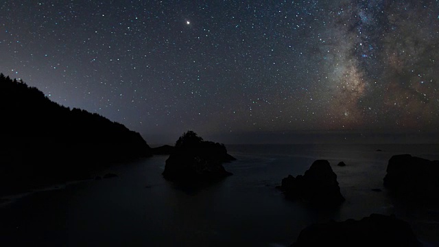 银河夜空-在俄勒冈海岸的海斯塔克群岛之上视频素材