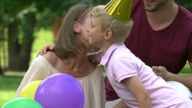 关心家人祝贺妈妈生日，惊喜家庭聚会户外视频素材