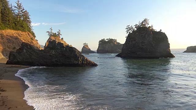 在俄勒冈海岸的斯塔克群岛上的日落天空视频素材