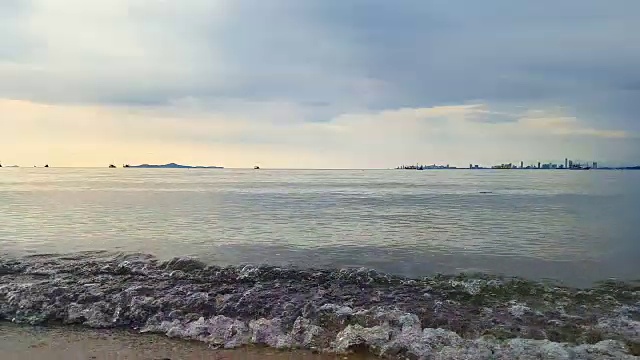 舒适的海滩和沙滩，夕阳下金色的天空视频素材