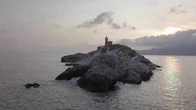 地中海岩灯塔清晨鸟瞰图视频素材