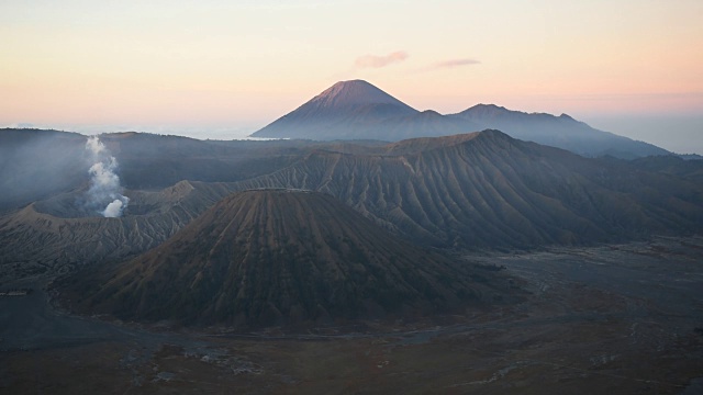 溴火山日出-印度尼西亚视频素材