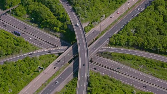 英国M25 M40高速公路枢纽鸟瞰图。4 k视频素材