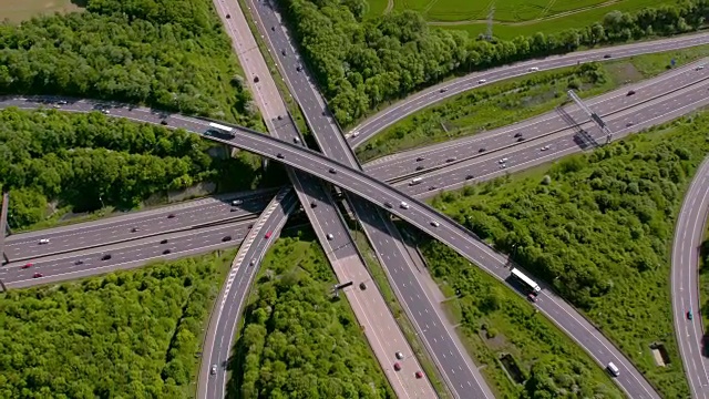 英国M25 M40高速公路枢纽鸟瞰图。4 k视频素材