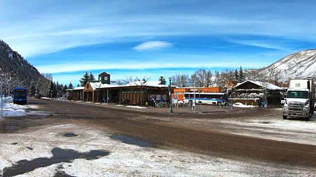 阿斯彭，滑雪胜地，公交车站视频素材