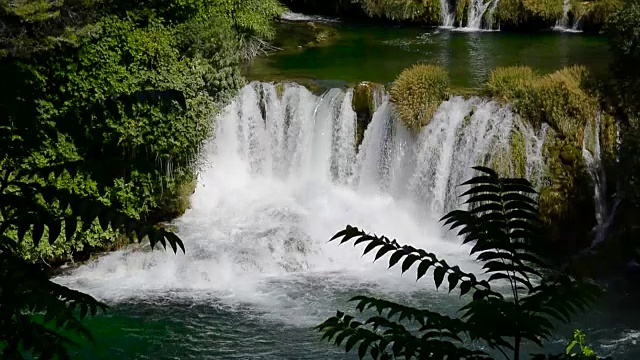 喀尔卡瀑布景观特写水流动瀑布旅游自然视频下载