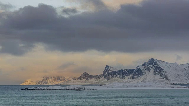 挪威冬季海湾上空戏剧性的天空。时间流逝视频素材