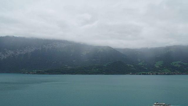 时间推移图恩湖与多云的山上在瑞士视频素材