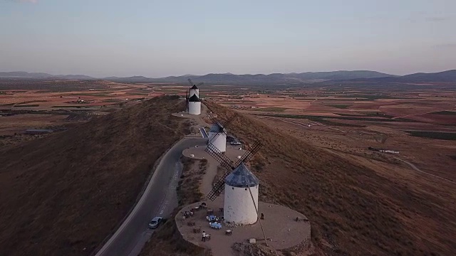 西班牙曼查，冈苏埃格拉，日落时分山上的风车。鸟瞰图视频素材