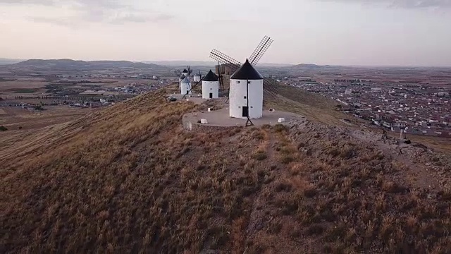 西班牙曼查，冈苏埃格拉，日落时分山上的风车。鸟瞰图视频素材