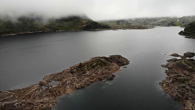 鸟瞰图。挪威山区的湖泊视频素材