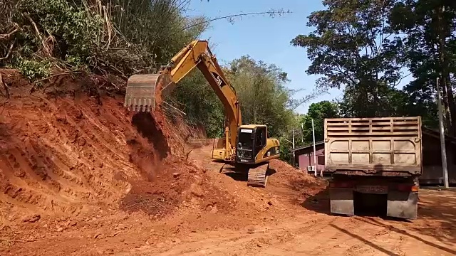 挖土机正在挖土车视频素材